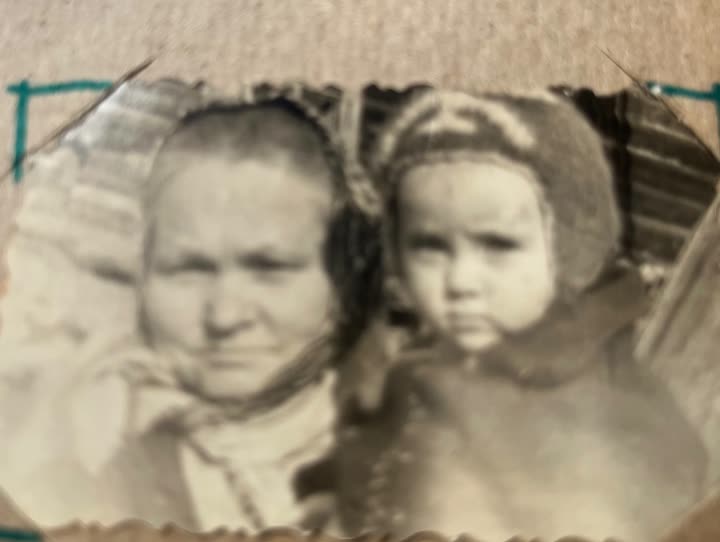 Выцветшая и размытая фотография до реставрации